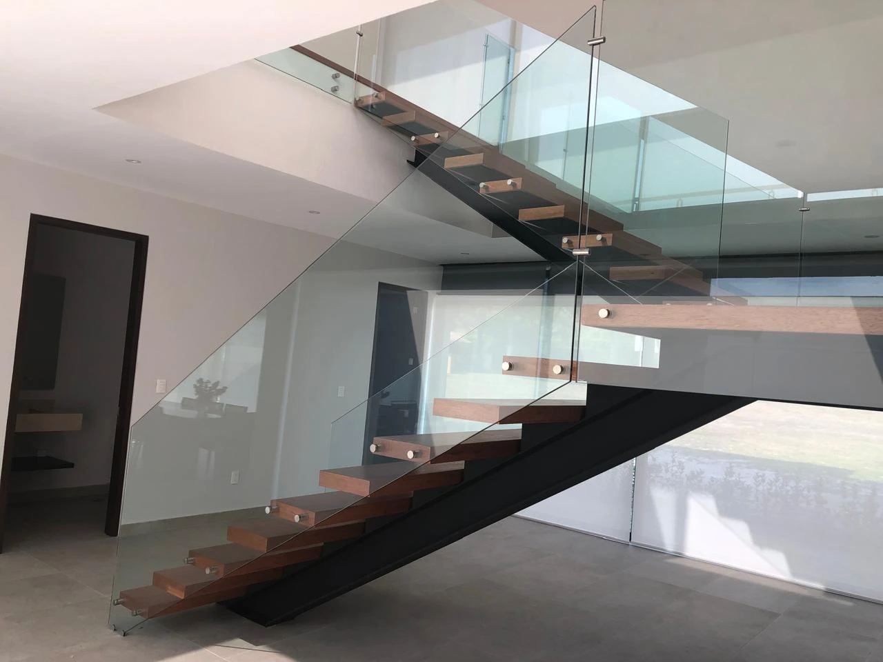 Barandal de cristal en escalera flotante