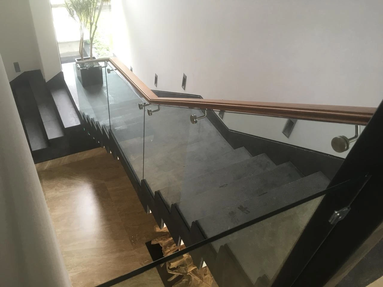 Barandal de cristal en escalera de madera