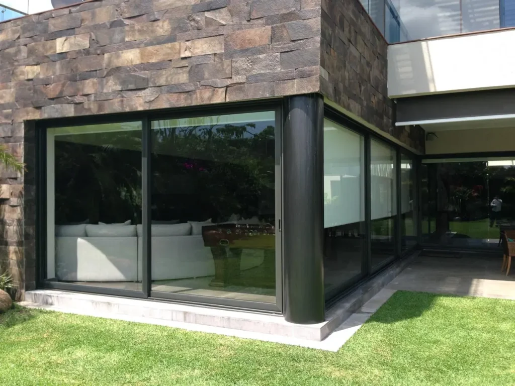 Cancelería de aluminio y PVC en perfilería negra con grandes ventanales corredizos instalada por Vantania en CDMX