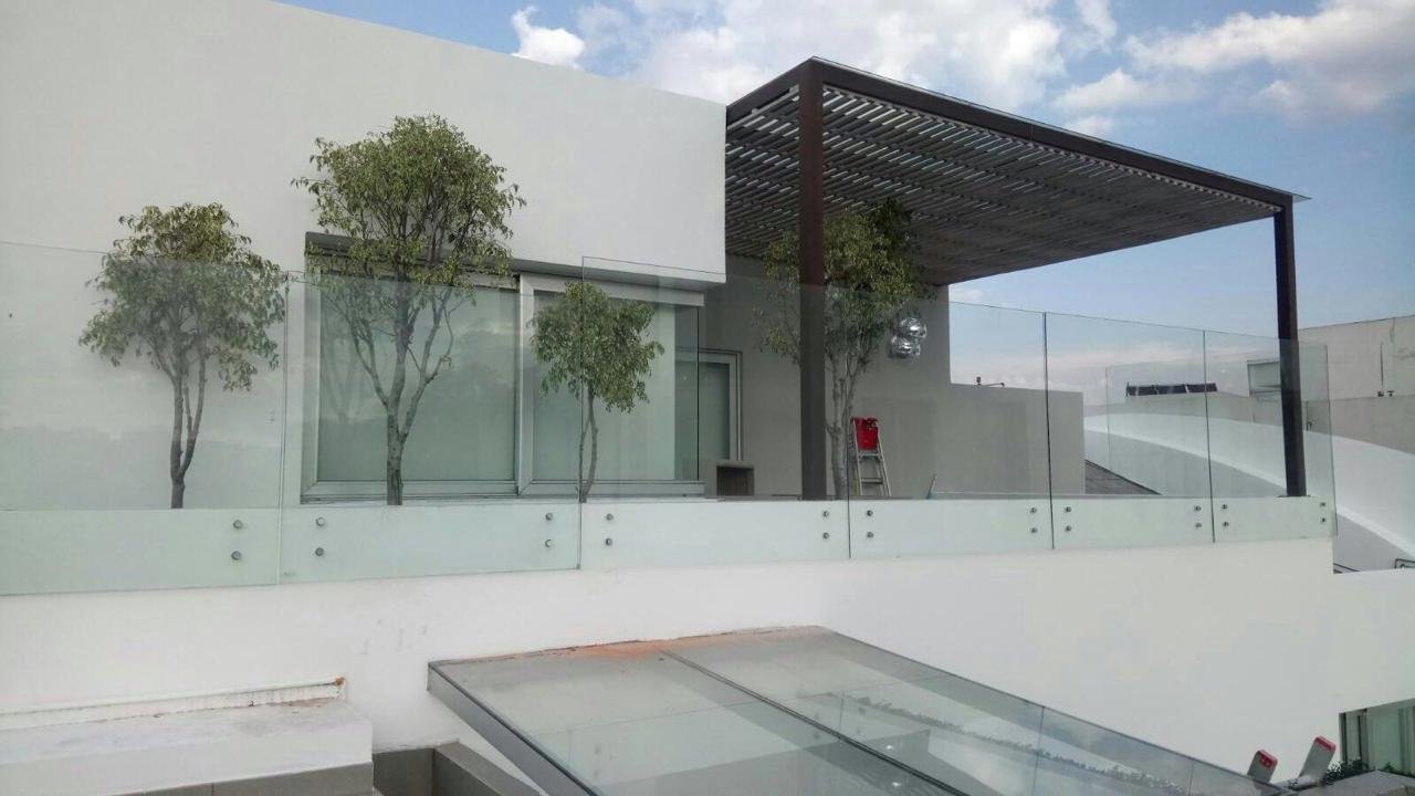 Proyecto arquitectónico de Vantania con barandales de cristal templado, pérgola y domo exterior en CDMX.