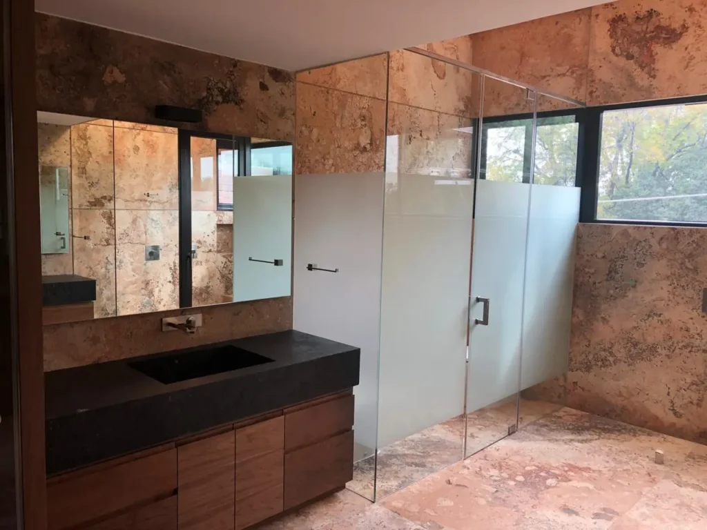 Cancel de baño en cristal templado con acabado esmerilado y herrajes de lujo instalado por Vantania en CDMX.