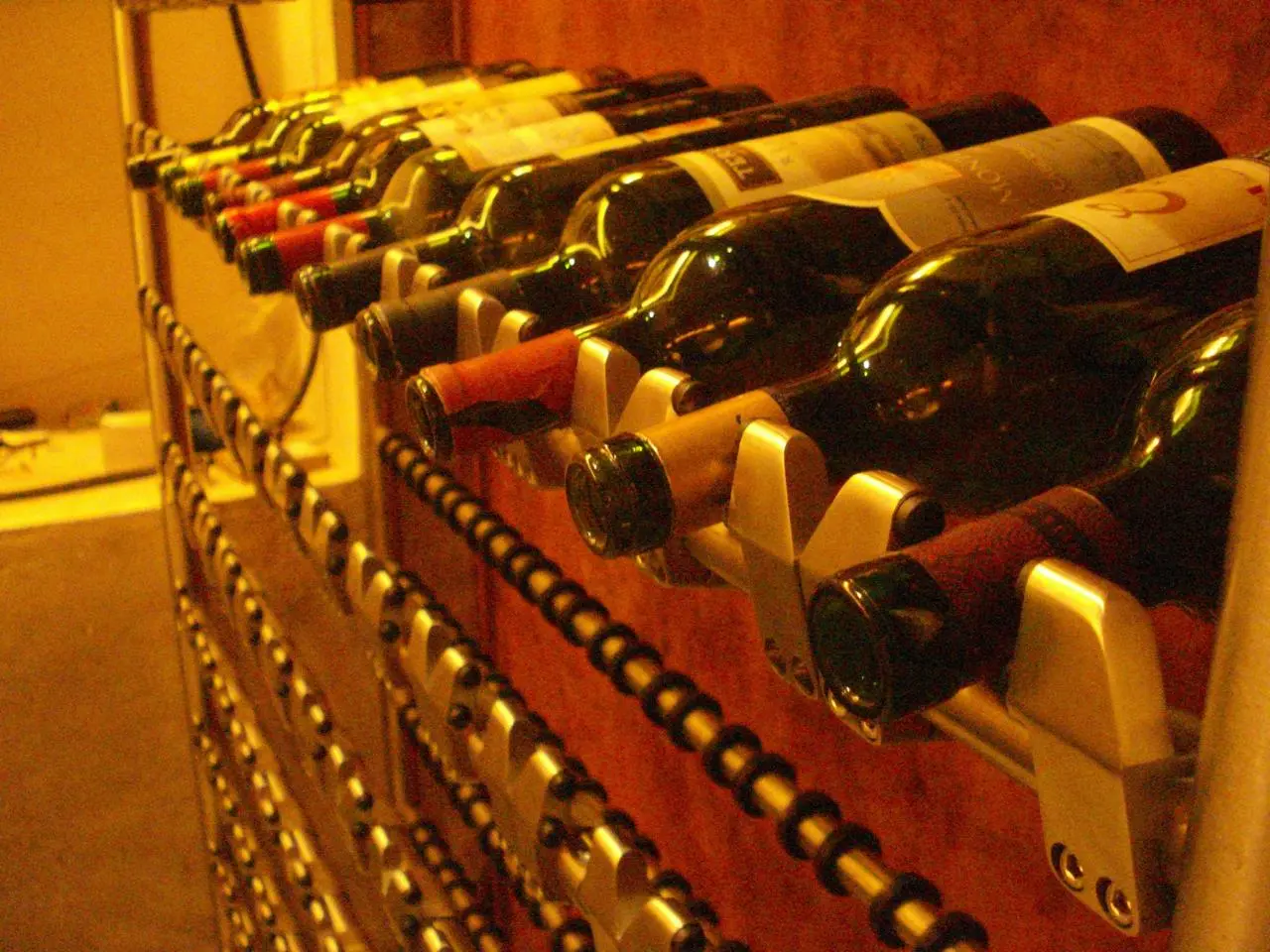 Herrajes para cava de vinos
