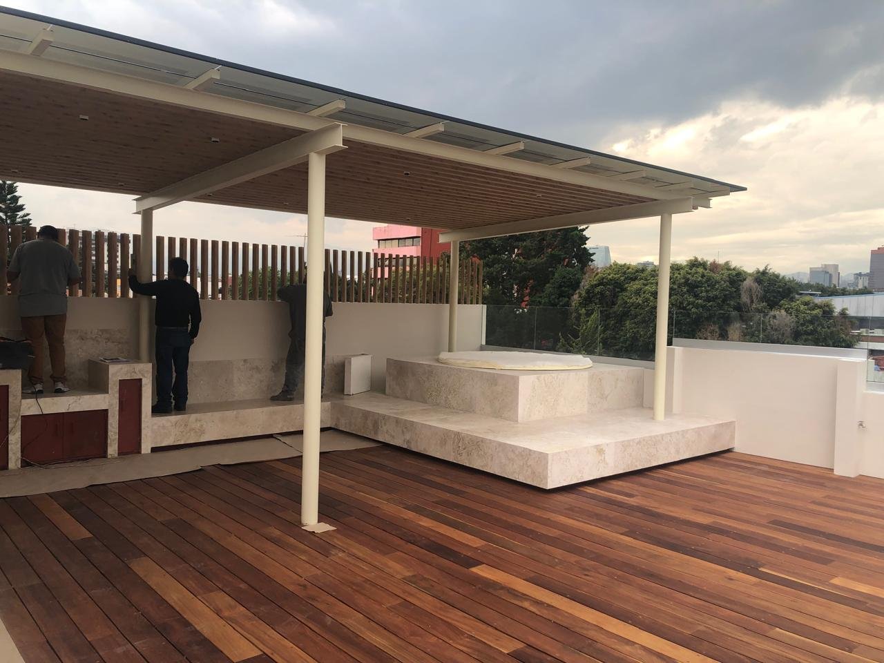 Instaladores de Vantania realizando montaje de pérgola con cristal templado y estructura en terraza de CDMX.