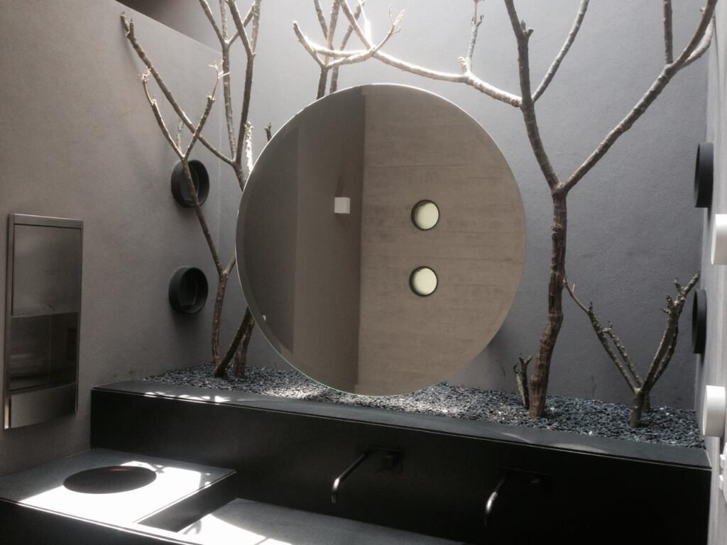 Espejo circular flotante a la medida instalado por Vantania en baño residencial de lujo en CDMX