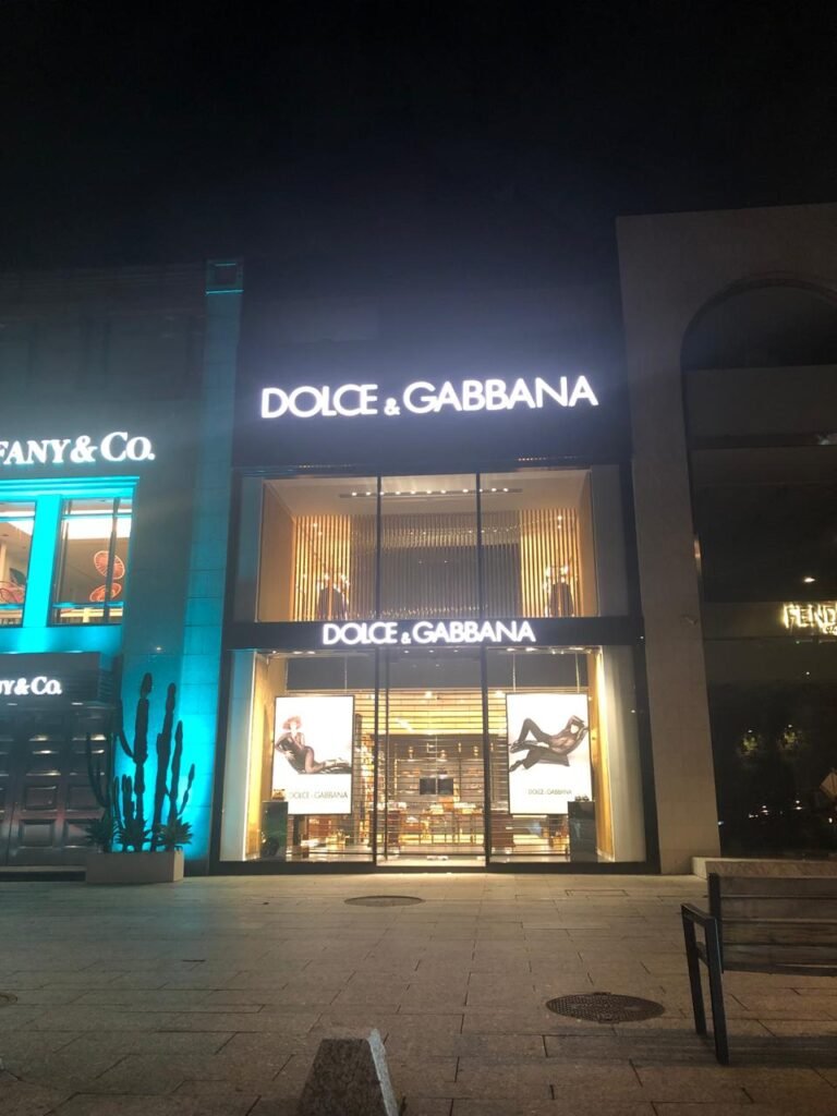 Fachada de cristal templado y cancelería de aluminio para local comercial de lujo ejecutada por Vantania en CDMX.