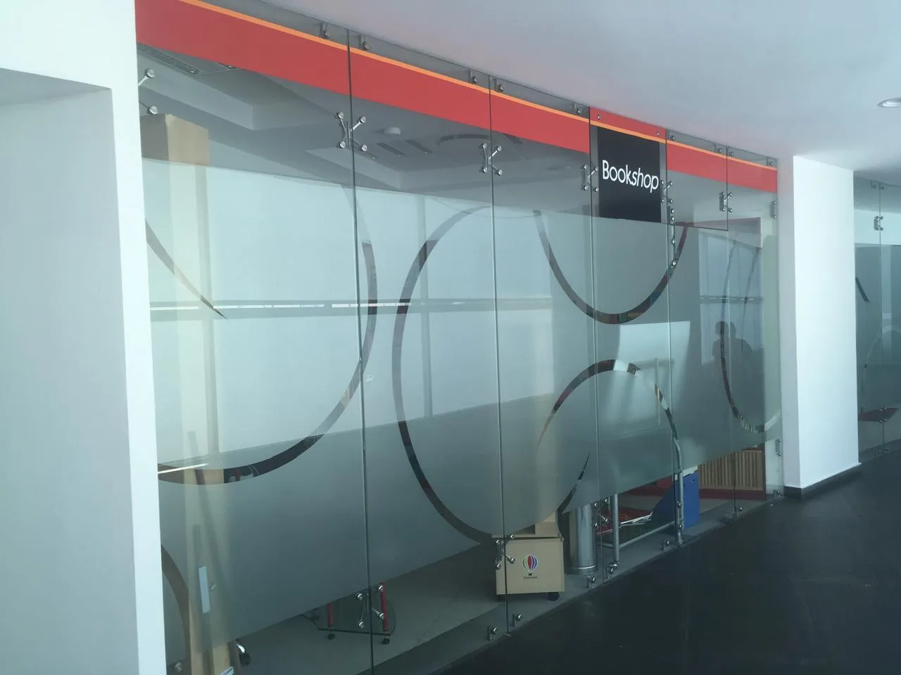 Fachada comercial de cristal templado