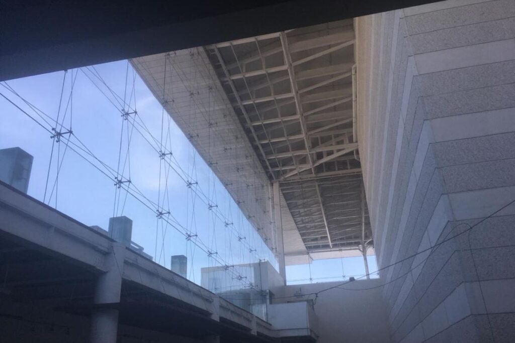 Fachada de cristal templado suspendido con conectores araña y cubierta estructural de acero realizada por Vantania en CDMX.