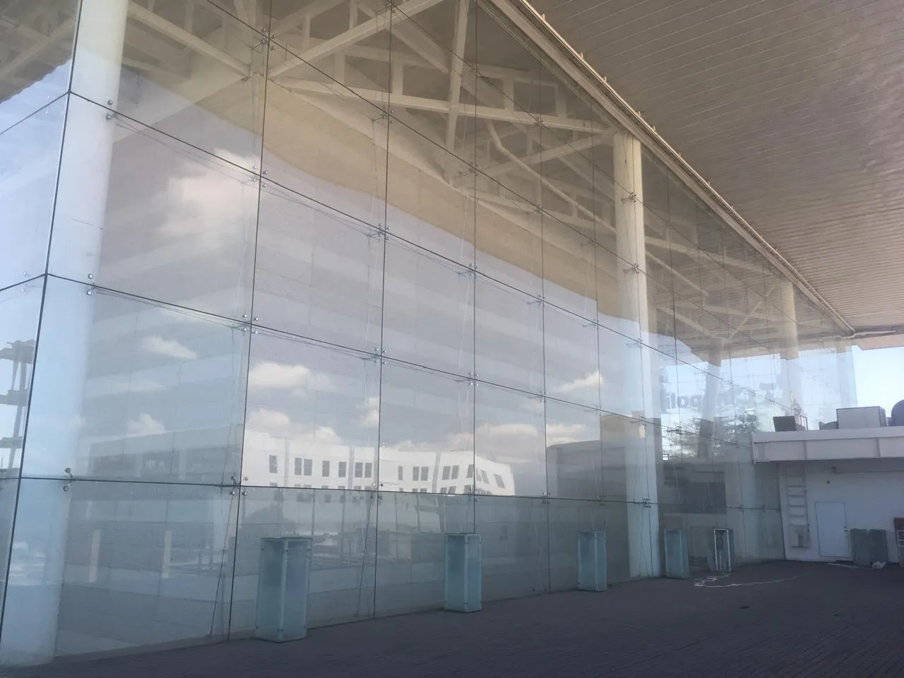 Fachada de cristal suspendido