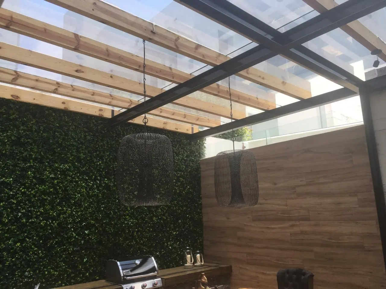 Pérgola con cubierta de cristal templado y estructura de acero instalada por Vantania en terraza residencial de CDMX.