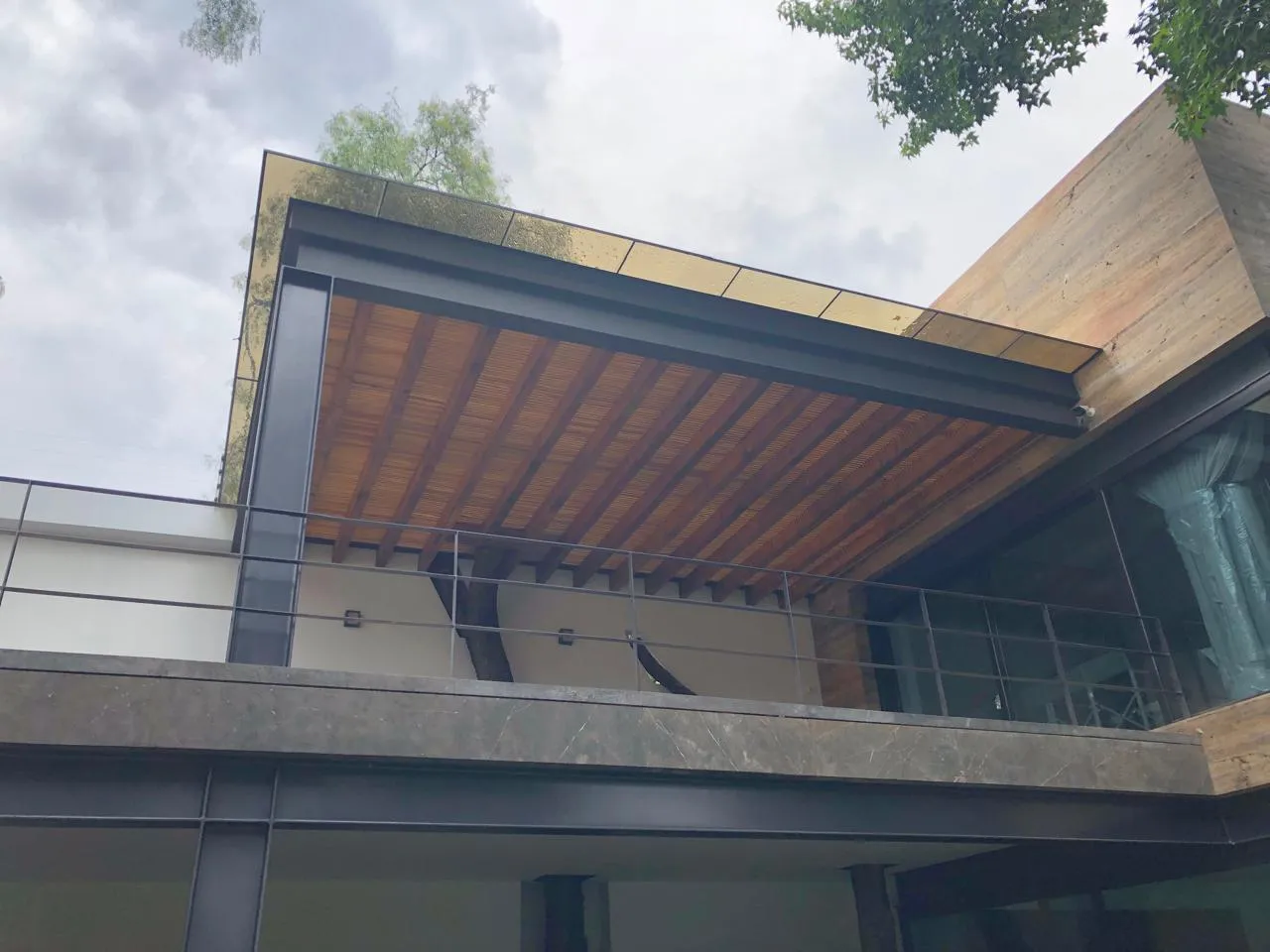 Pérgola con estructura metálica